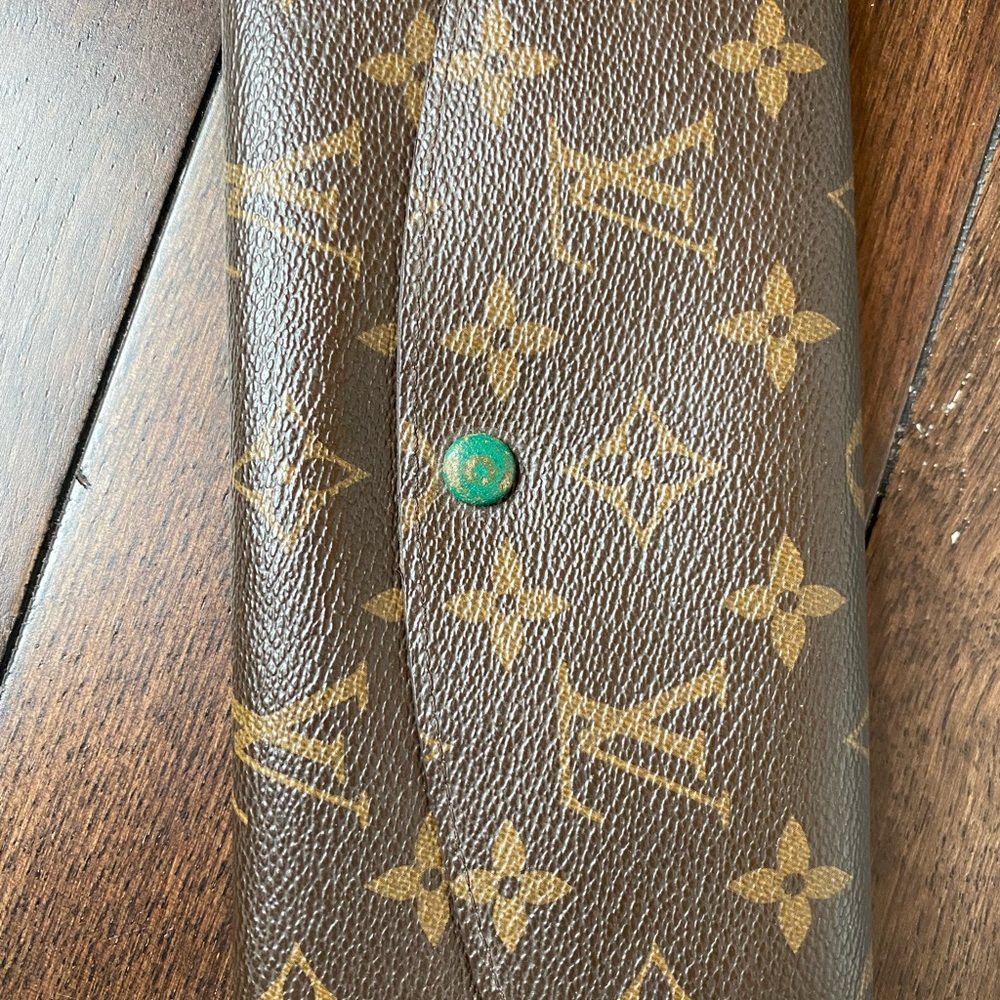 Louis Vuitton Sarah wallet green interior leather